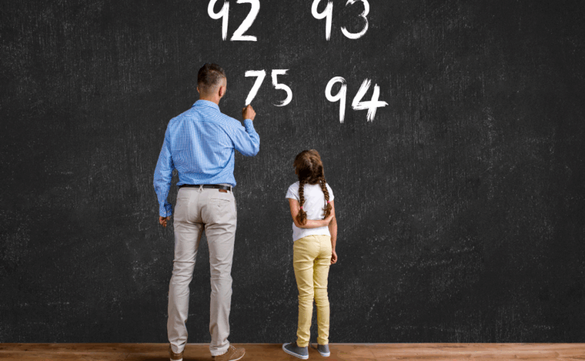 un professeur et son élève sont au tableau en train d'écrire à la craie les numéros de département suivants : 75 92 93 94